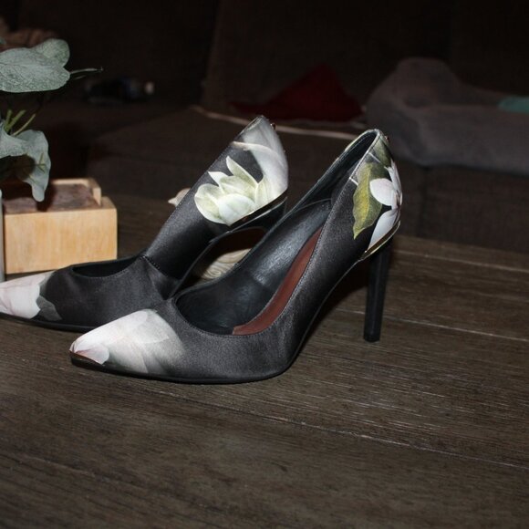 TED BAKER MELNIP BLACK & WHITE FLORAL MELNIP PUMP 7.5 us euro 38 euc - Picture 2 of 7